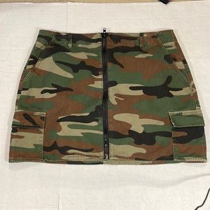 Forever 21 camouflaged mini skirt size 1X